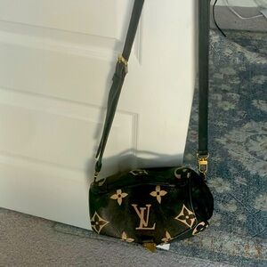Authentic Louis Vuitton bag, bought new for$2800  needs professionally cleaned!